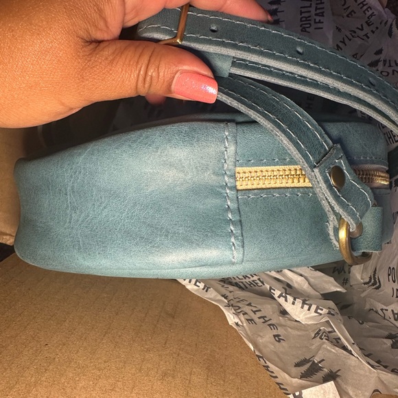 Portland Leather Large Circle Crossbody in Aqua. C-grade bag. - Picture 6 of 12